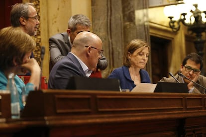 Carmen Forcadell, presidenta del Parlamento de Cataluña (segunda por la derecha) en el pleno de ayer.