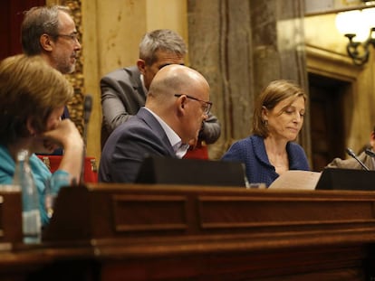 Carmen Forcadell, presidenta del Parlamento de Catalu&ntilde;a (segunda por la derecha) en el pleno de ayer.