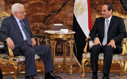 Abdel Fattah al-Sissi durante una reuni&oacute;n con Mahmud Abbas en El Cairo.