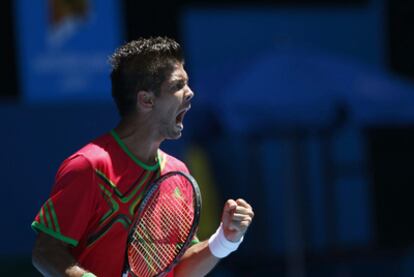 Fernando Verdasco celebra un punto ante el serbio Janko Tipsarevic en el Abierto de Australia.