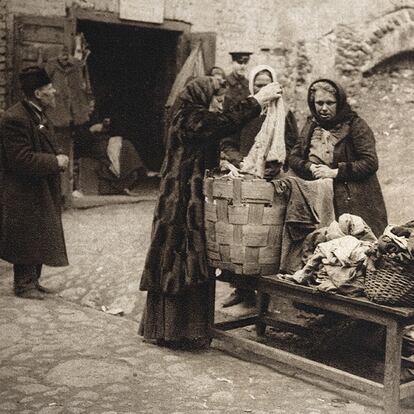 Mujeres pobres curiosean en 1920 ropa de segunda mano en Vilnius, el Babel judío.