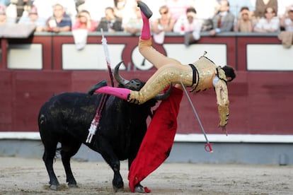 Uno de los revolcones que sufrió David Esteve en su primer novillo.