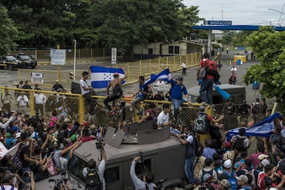Un importante número de migrantes presiona en la frontera para tratar de conseguir entrar en México.
