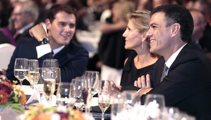 Rivera y Sánchez , anoche en la cena del Premio Planeta.