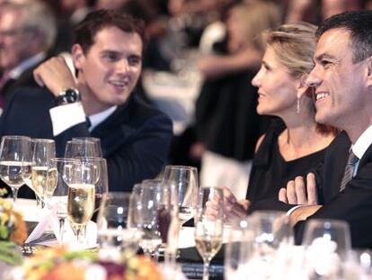 Rivera y Sánchez , anoche en la cena del Premio Planeta.