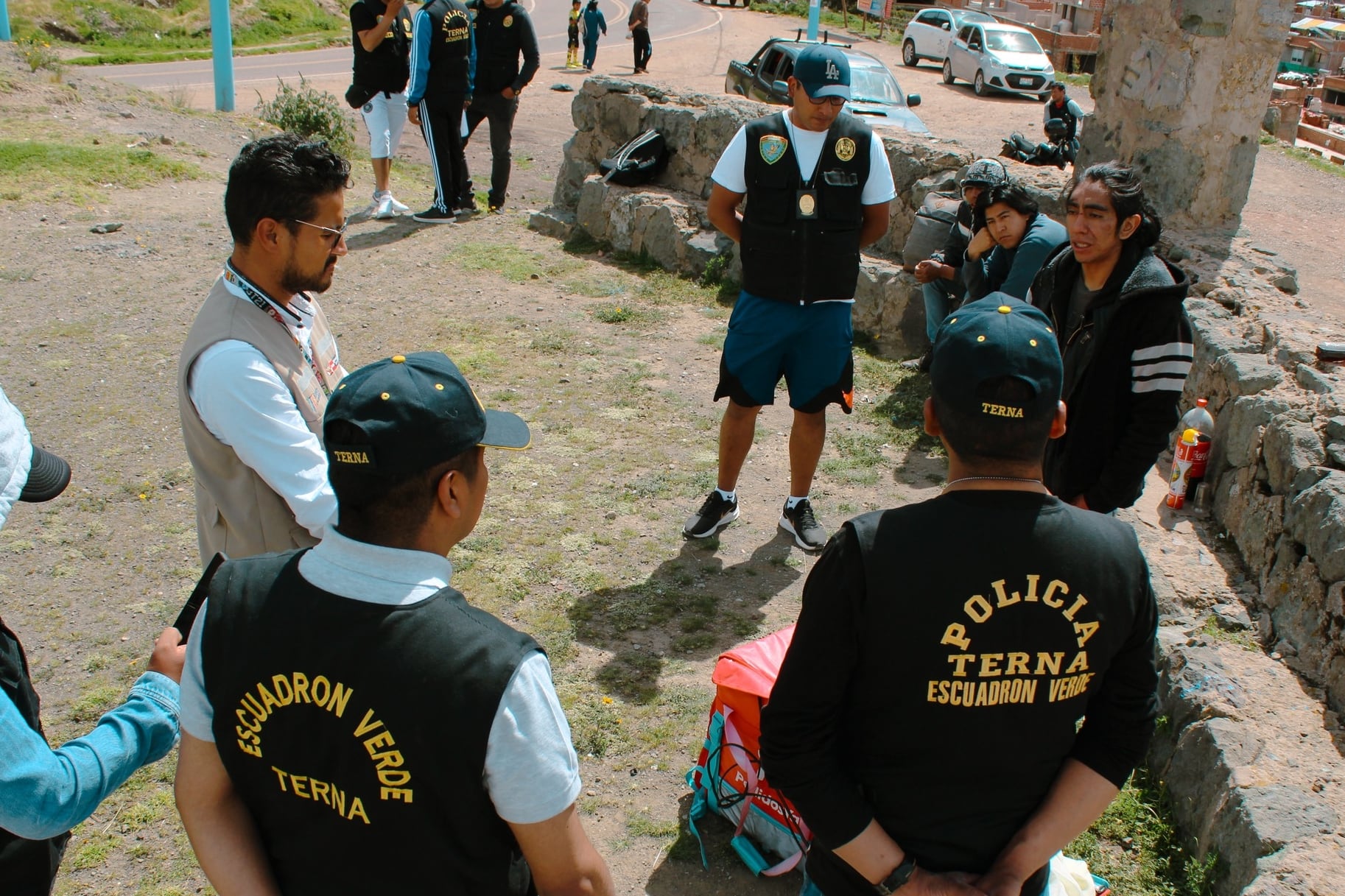 Un trabajador del ministerio de Cultura y policías puneños interrogan al joven Julio César Bermejo.