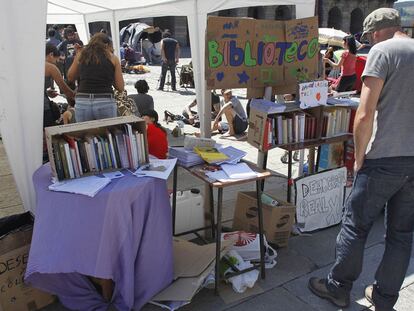 Biblioteca de la acampada de la praza do Obradoiro de Santiago.