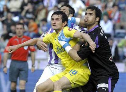Joseba Llorente espera un pase, agarrado por el portero del Valladolid Sergio Asenjo y por el defensor Marcos.