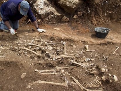 Trabajos de exhumación en las dos fosas de Pinos del Valle (Granada).