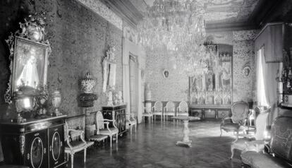 Foto de 1934 en la que se observa, al fondo, el retablo colocado en el sal&oacute;n del Palau Mox&oacute;. 
 -