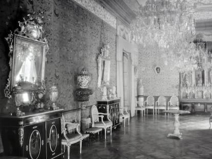 Foto del 1934 on s'observa, al fons, el retaule col·locat al saló del Palau Moxó.