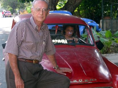 Eloy Gutiérrez Menoyo junto al automóvil con el que se movía por La Habana, en una foto de 2006.