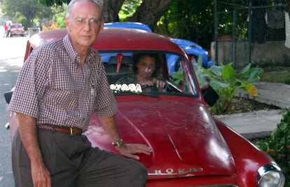 Eloy Gutiérrez Menoyo junto al automóvil con el que se movía por La Habana, en una foto de 2006.