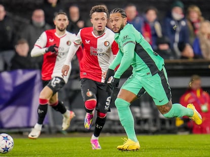 Memphis Depay  conduce el balón durante el Feyenoord-Atlético (1-3) del pasado martes disputado en Rótterdam.