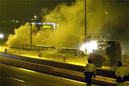 <b>PRIMERO UN FOGONAZO, LUEGO UNA TREMENDA EXPLOSIÓN.</b> La Guardia Civil sospechó que el coche abandonado por los etarras contenía explosivos. Por ello, acordonó la zona y puso un cebo al vehículo. Al primer fogonazo siguió una tremenda explosión (en la foto). El coche escondía 50 kilos de explosivos.