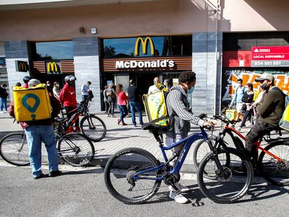 Los restaurantes en Cataluña solo pueden servir comida a domicilio, como este McDonald's de la capital catalana.