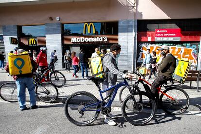 Los restaurantes en Cataluña solo pueden servir comida a domicilio, como este McDonald's de la capital catalana.