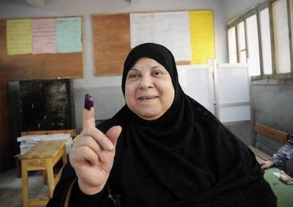 Una mujer muestra su dedo después de votar en las elecciones en Giza (Egipto).