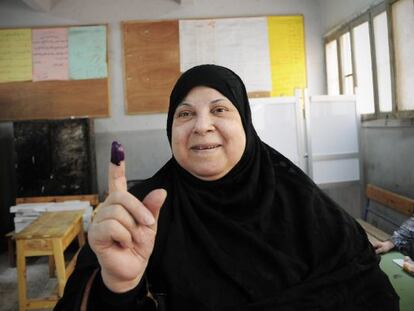 Una mujer muestra su dedo despu&eacute;s de votar en las elecciones en Giza (Egipto).