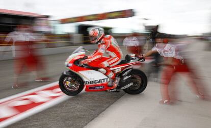 Nicky Hayden sale de 'boxes' durante la sesión de entrenamientos del sábado.