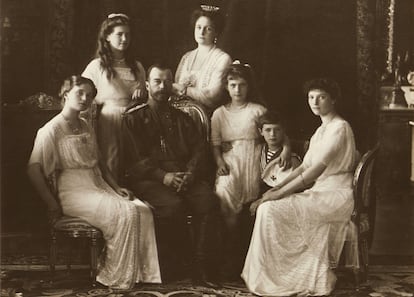 El zar Nicholas II y su familia en 1914. De izquierda a derecha: Olga, Maria, Nicholas, Alexandra, Anastasia, Alexey y Tatyana.