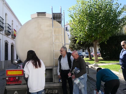 El relator de la ONU para los derechos humanos al agua potable, Pedro Arrojo, junto a vecinos de Los Pedroches que recogen agua de camiones cisterna.