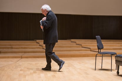 András Schiff deixa o palco após três horas de concerto, levando consigo a partitura do segundo volume de O Cravo Bem Temperado.