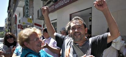 Mari Ángeles Urruzola felicita a Juan Carlos Castaño tras aplazarse su desahucio.
