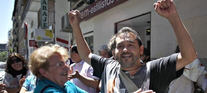 Mari &Aacute;ngeles Urruzola felicita a Juan Carlos Casta&ntilde;o tras aplazarse su desahucio.