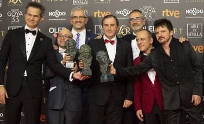 El equipo de la película 'Campeones' posa con sus goyas.