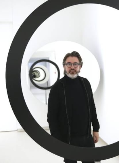 Olafur Eliasson posa junto a una de sus instalaciones en la galer&iacute;a Elvira Gonz&aacute;lez en Madrid.