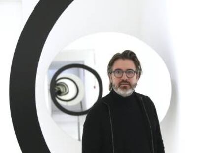 Olafur Eliasson posa junto a una de sus instalaciones en la galer&iacute;a Elvira Gonz&aacute;lez en Madrid.