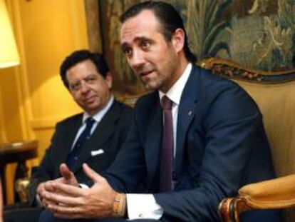 El presidente de las Islas Baleares (España), José Ramón Bauzá (d), habla durante una entrevista con Efe este jueves 17 de octubre de 2013, en Santiago de Chile (Chile).
