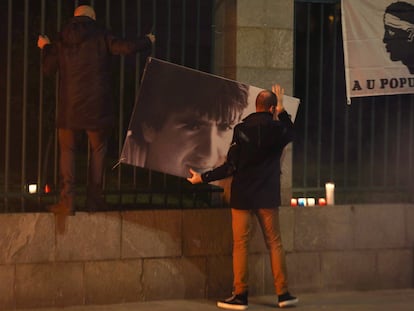 Manifestantes retiran un retrato de Yvan Colonna ante la prefectura de Ajaccio tras el ataque que el independentista corso preso sufrió el 2 de marzo en prisión y por el que ha muerto este lunes a los 61 años