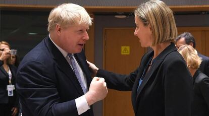 El ministro de Exteriores brit&aacute;nico, Boris Johnson, junto a la responsable de la diplomacia europea, Federica Mogherini, este lunes.