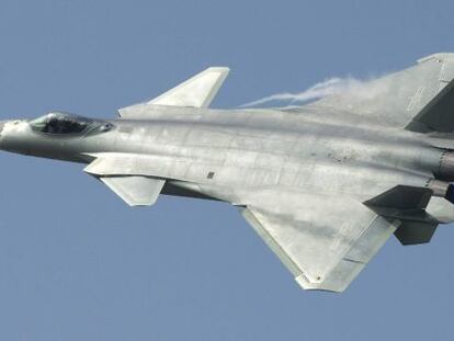 Imagen del nuevo avi&oacute;n de combate J-20, un bombardero invisible a los radares, durante la Exhibici&oacute;n Internacional de Aviaci&oacute;n y Aeron&aacute;utica de China que se celebra en Zhuhai, China.