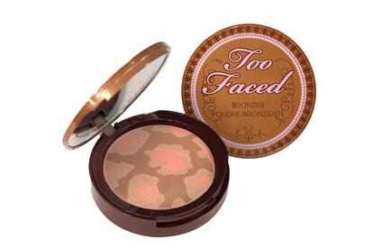 Colores leopardo. Polvos bronceadores Pink Leopard Bronzer de Too Faced. Disponible en Sephora. Estar morena no es solo cosa del verano. De hecho, en invierno se venden muchísimos polvos como este. Precio: 20 €