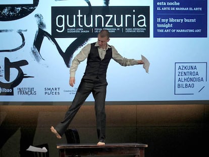 Una actuación durante la presentación del festival de las letras Gutun Zuria de Bilbao.