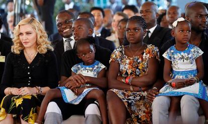 Madonna con sus cuatro hijos adoptivos durante la inauguración del hospital. De izquierda a derecha: David Banda, Mercy James y las gemelas Estere y Stella.