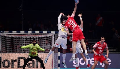 Marko Mamic, Rodrigo Corrales y Jorge Maqueda, en un momento del partido entre las selecciones de España y Croacia durante el Europeo de Balonmano 2020, en Viena.