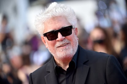 Pedro Almodovar, un habitual de Cannes compita o no, llega a la proyección de 'Annette'.