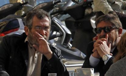 El exdelegado de Empleo en Sevilla, Antonio Rivas, y el ex director general de Trabajo, Javier Guerrero, con gafas de sol.