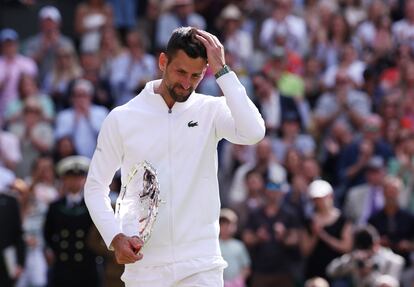 Novak Djokovic tras recoger su trofeo en la final de Wimbledon.