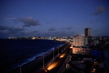 Vista del malecón en La Habana, Cuba sin red eléctrica debido a los apagones