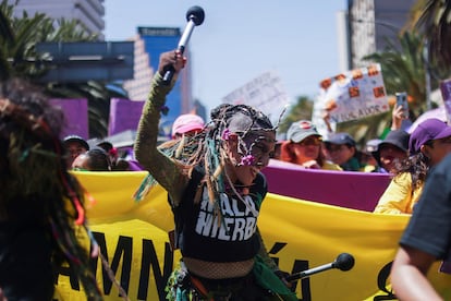 Una mujer baila encabezando un contingente sobre la avenida Paseo de la Reforma. 