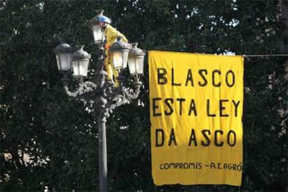 Pancarta colgada en la plaza de la Virgen de Valencia contra la Ley Urbanística Valenciana (LUV).