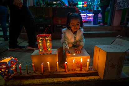 Una niña enciende velas durante el 'Día de las velitas'.