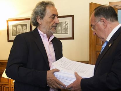 Chamizo entrega las denuncias recibidas en su oficina al teniente fiscal, Guillermo Sena.