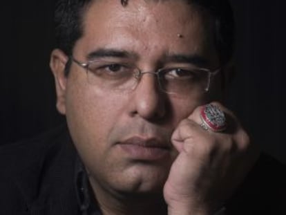 El escritor mexicano Augusto Cruz, con una réplica del anillo de Drácula.