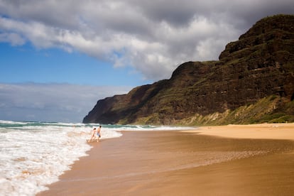 Playa de Poipu (Kauai, Hawái). Ubicada en las soleadas costas de Kauai, esta playa es particularmente popular para nadar, hacer bodyboard, surfear y bucear. En temporada se pueden avistar las populares focas monje hawaianas.